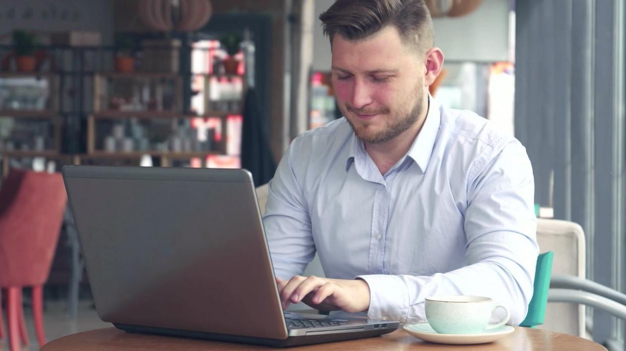 Teammitglied bei der Kursvorbereitung